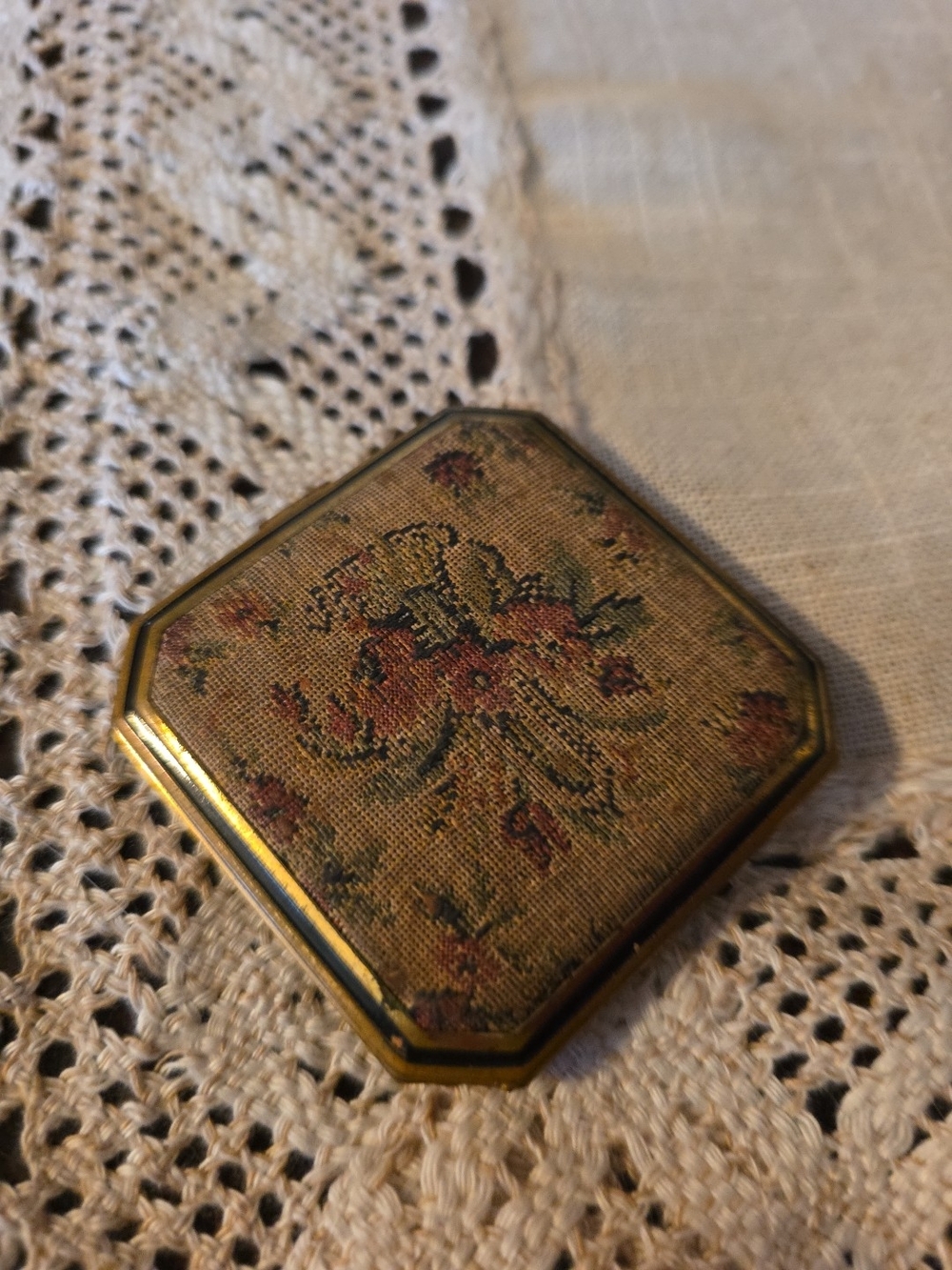 Floral Tapestry Compact Card & Key Holder - Gold Tone